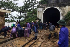 800 người được chuyển tải khẩn cấp vì lở núi