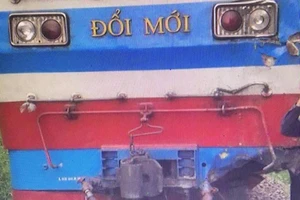 Tàu SE4 trật khỏi đường ray vì đá rơi