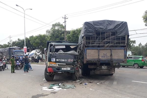 Xe tải húc nhau, giao thông ùn tắc 2 km