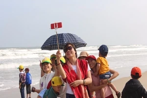 Tiết trời cực đẹp, du khách đổ xô về Đà Nẵng