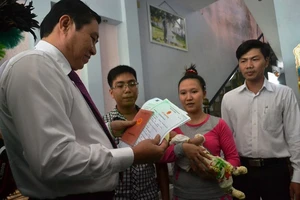 Trên 8.700 trẻ ở Đà Nẵng được trao giấy khai sinh ở nhà