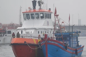 Vượt sóng dữ cứu 4 ngư dân