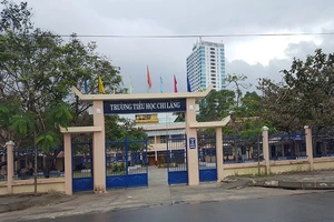 Ngang nhiên vào lớp học lấy dây chuyền của 7 học sinh