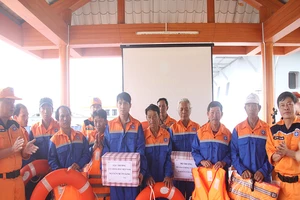 Vượt sóng, cứu 11 ngư dân giữa đêm trôi trên biển