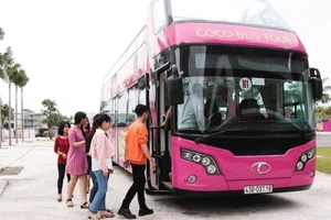 2 xe buýt 2 tầng trên đường tới Hà Nội chờ U-23 VN