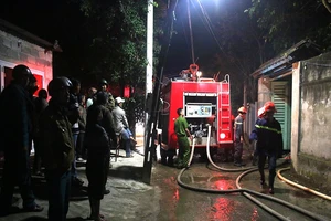 Xưởng gỗ cháy rụi ngày cận Tết