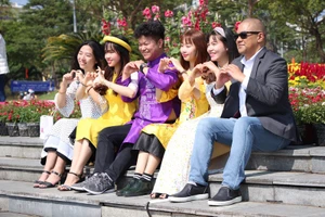 Du khách nô nức bên đường hoa Đà Nẵng