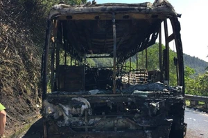 Ô tô chở du khách cháy rụi trên đèo Hải Vân