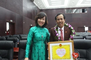 2 Blouse trắng 'đặc biệt' của Đà Nẵng 