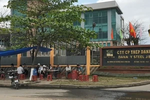 Người dân dựng lều bạt trước nhà máy thép Dana Ý