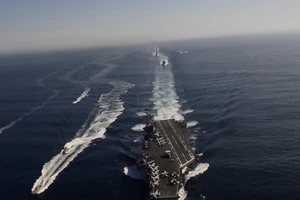 Tàu sân bay USS Carl Vinson đang tiến vào cảng Tiên Sa 
