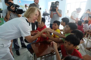 Lính hải quân Mỹ ôm nạn nhân chất độc da cam vào lòng