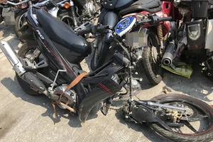 Tông cột điện, người chết, xe máy gãy đôi 