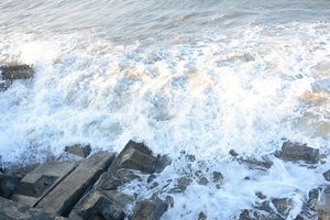 Sóng biển cuốn tử vong 2 nữ sinh đi dạo bờ biển