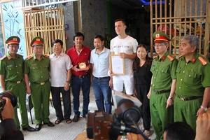 Bộ Công an tặng bằng khen hai ông Tây cứu trẻ trong đám cháy