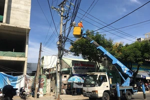 Thanh sắt rơi từ tầng 20, hàng chục người tháo chạy 