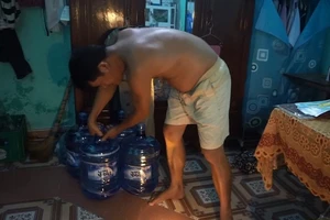 Đà Nẵng: Trắng đêm canh hứng nước dùng