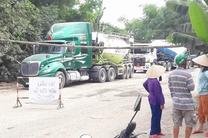 Sợ chết vì ô nhiễm, dân rào đường chặn xe ben