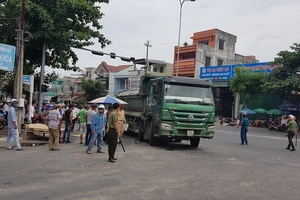 Cụ ông 93 tuổi đi xe đạp chết thảm dưới bánh xe ben