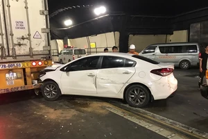 Ô tô con dính chặt đuôi container trong hầm Hải Vân