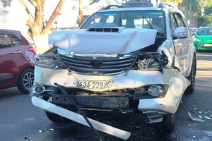 Tránh xe máy đi ngược chiều, ô tô bị taxi húc văng