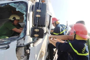 Kinh hãi: Sắt công trình đâm xuyên ô tô, tài xế tử vong