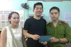 Công an Đà Nẵng trả lại ví cho du khách Hàn Quốc