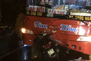 Tông trực diện xe khách, 2 mẹ con chết thảm