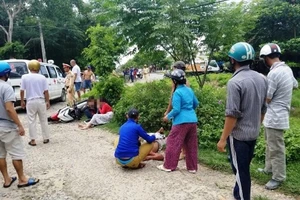 Chạy trốn CSGT, 2 thiếu nữ tông người đi đường bất tỉnh