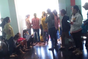 Chủ công ty người Hàn Quốc vắng mặt, công nhân điêu đứng