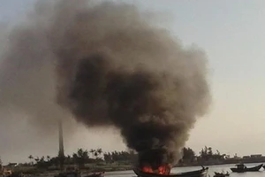 Tàu cá bốc cháy dữ dội, 11 ngư dân thoát chết