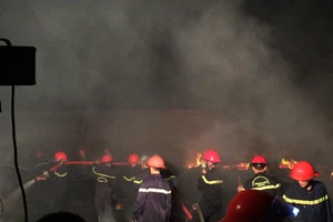Kho vật liệu cháy dữ dội, hàng trăm chiến sĩ được huy động
