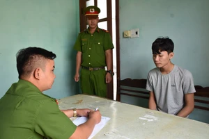 Cạy cửa trộm 32 chiếc điện thoại