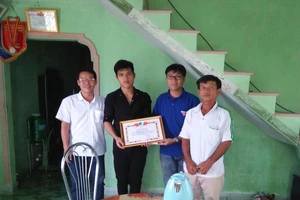 Tặng bằng khen cho nam thanh niên nhảy xuống sông cứu người