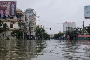 Một phụ nữ bán bún bị lũ cuốn trôi