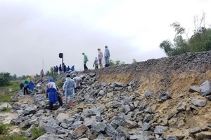 Sạt lở đường sắt qua Quảng Nam vì lũ