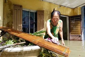 Người dân Tam Kỳ tất bật dọn nhà sau lũ
