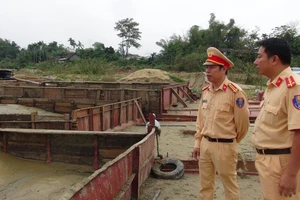 Mật phục bắt 5 ghe hút cát trộm trong đêm