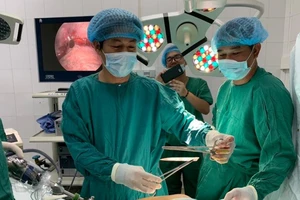 Cứu sống ngoạn mục người đàn ông bị dao đâm xuyên ngực