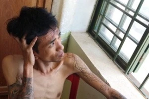 Thanh niên ngáo đá đập phá nhà dân