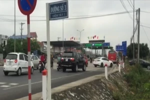  Ô tô nối đuôi chạy ngược chiều 'né' trạm thu phí QL1A