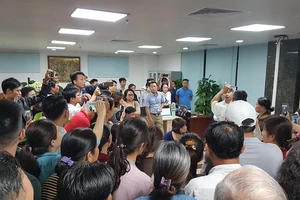 Hàng trăm người “vây” công ty bất động sản đòi sổ đỏ suốt đêm