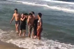 Bộ đội Biên phòng cùng dân cứu sống 2 học sinh đuối nước