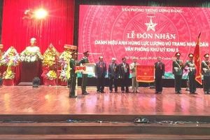 Văn phòng Khu ủy Khu 5 đón nhận Danh hiệu anh hùng