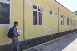 Trụ sở 10 tỉ chưa nghiệm thu đã có nhiều vết nứt 
