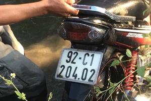 Nam thanh niên lao xe máy xuống mương nước tử vong