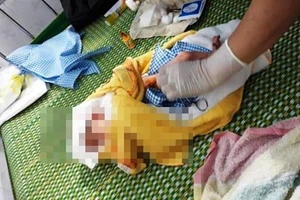 Phẫn nộ: Bé sơ sinh bị bỏ trong bao nylon treo trên xe máy