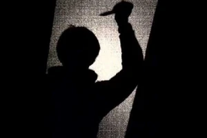 Bỏ thi sau khi cha đâm chết mẹ