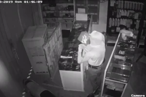 Trộm đột nhập từ trần nhà lấy 80 chiếc điện thoại xịn