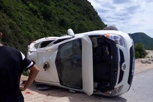 Xe biển xanh chở học viên cai nghiện bị lật tại Đà Nẵng